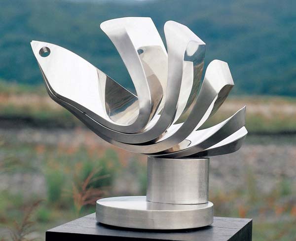 蕪湖砂巖雕塑廠家的雕塑作品在公園綠地中的布置原則是什么？